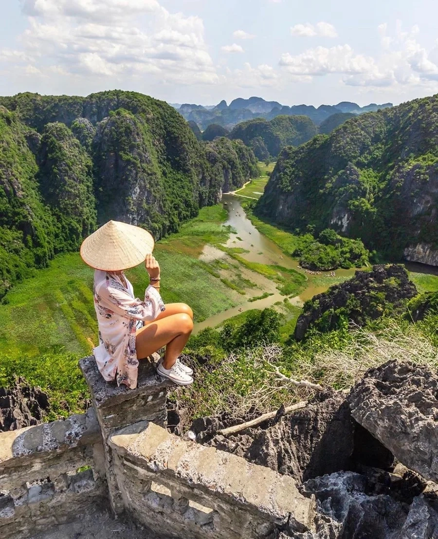 Ảnh gái xinh tóc dài đẹp che mặt tạo ra một vẻ đẹp quyến rũ, dịu dàng đầy lôi cuốn