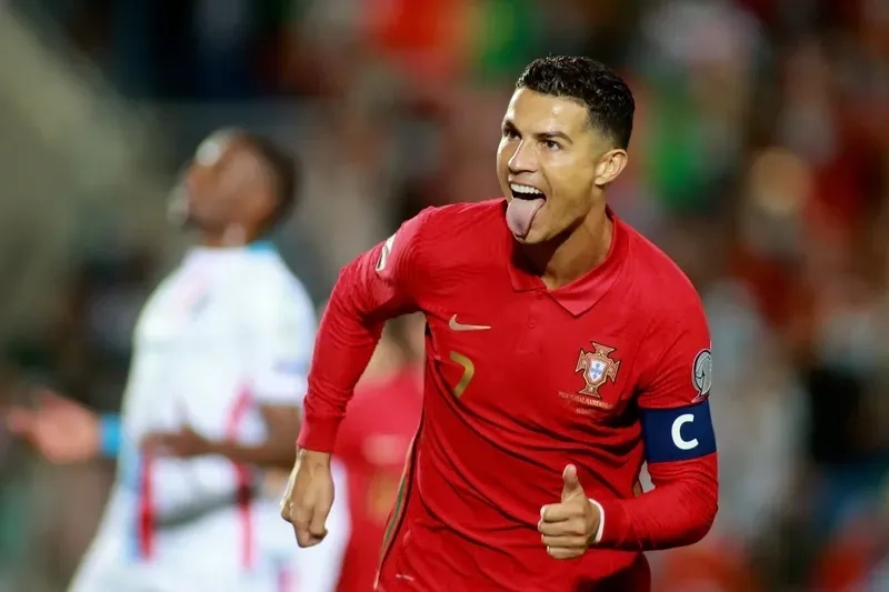 Khoảnh khắc hài hước trong ronaldo uống nước meme