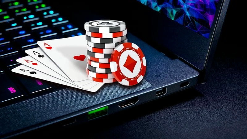  Người chơi tham gia bàn Poker online tại New88 với không khí đầy kịch tính.