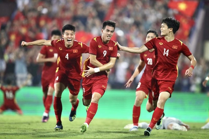  Thép Xanh Nam Định nâng cúp Siêu Cúp Quốc gia 2023 đầy tự hào