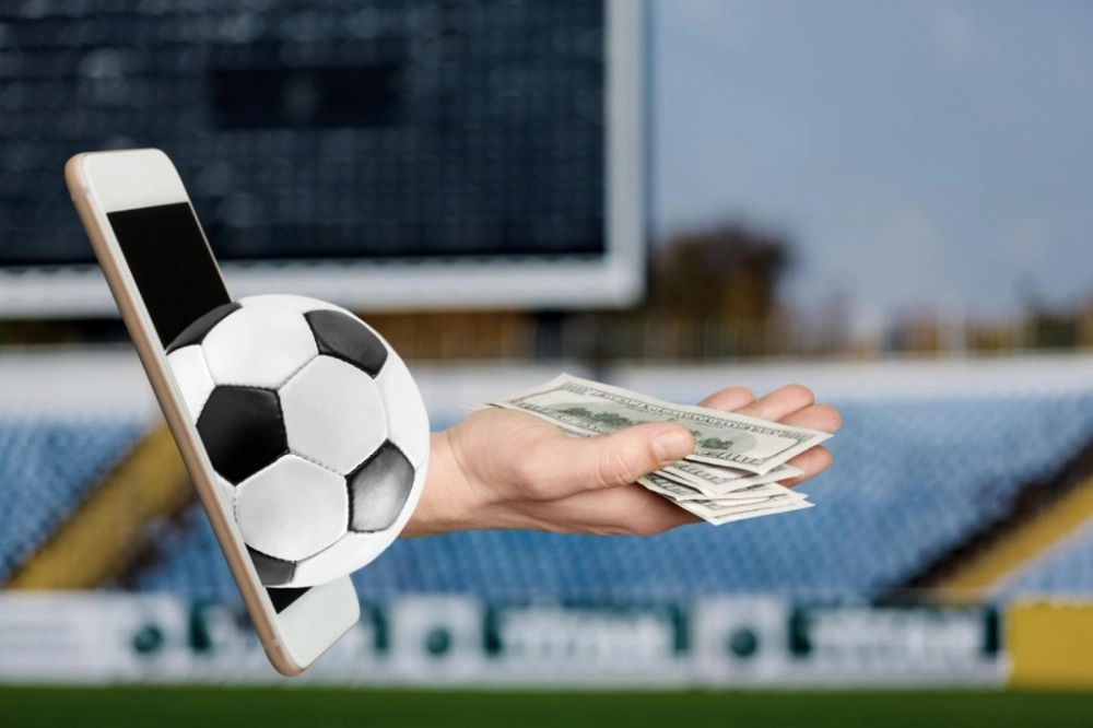 Người chơi đặt cược kèo bóng đá trên app Thể Thao May88
