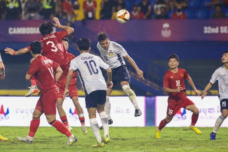  Roman Angot trong pha tranh bóng ở trận U22 Việt Nam vs U22 Lào