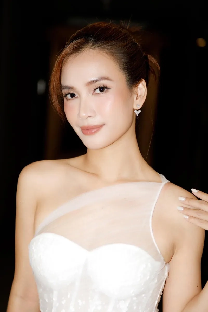 Cảm nhận lời bài hát Ái Phương câu chuyện mùa thu đầy sâu lắng