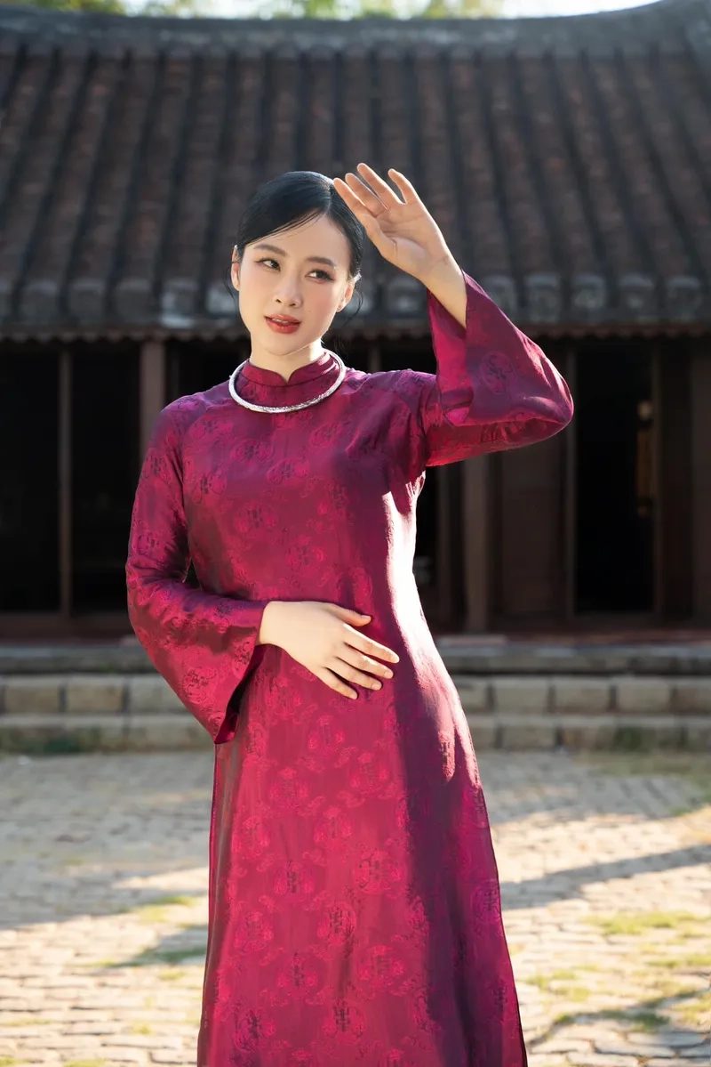 Tìm hiểu diễn viên Angela Phương Trinh qua các vai diễn đình đám