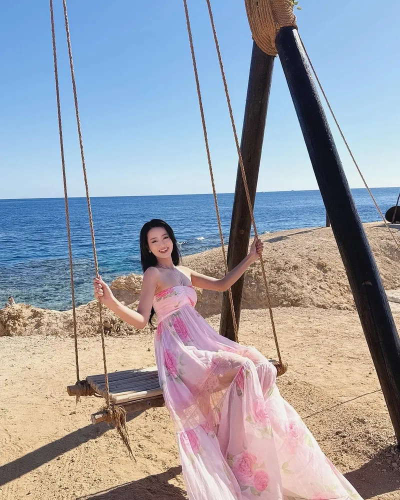 Theo dõi Bùi Khánh Linh instagram để xem ảnh đẹp mỗi ngày