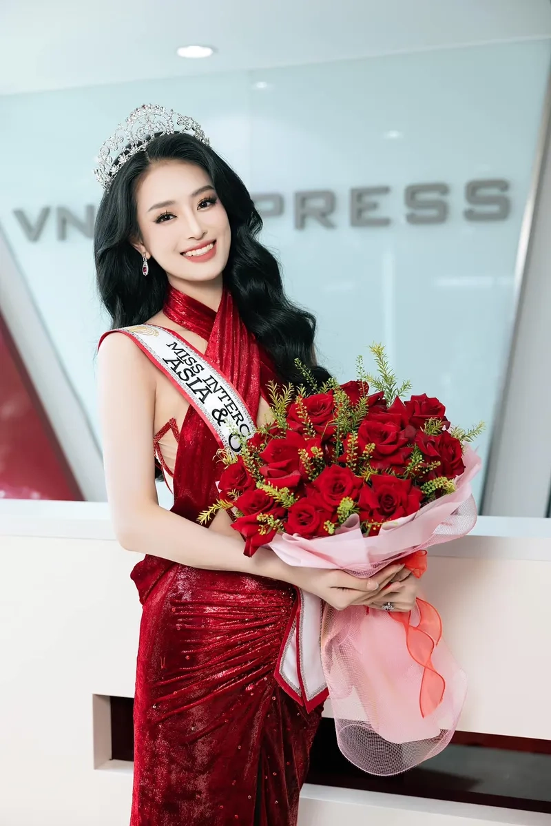 Bùi Khánh Linh đăng quang qua ảnh chung kết rực rỡ