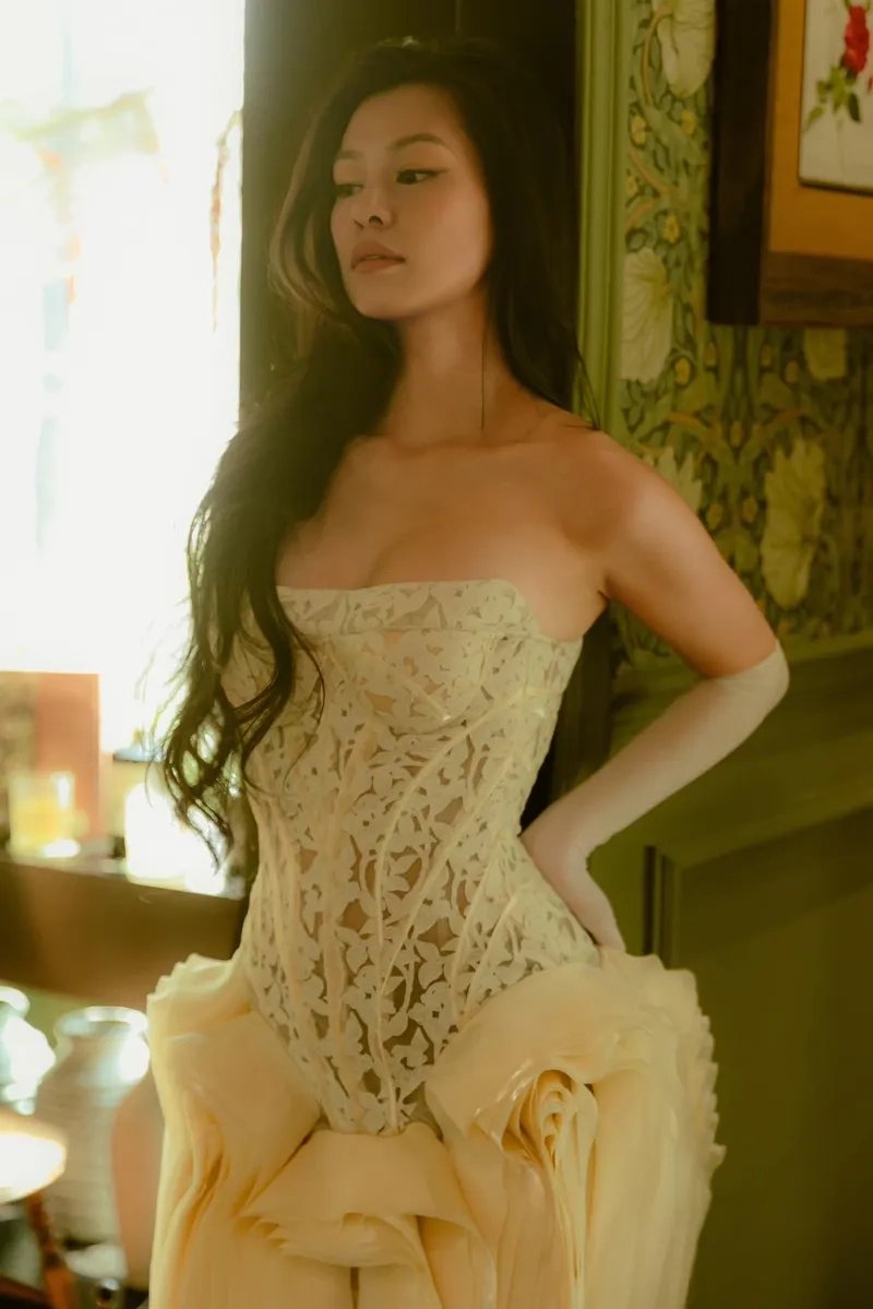 Phong cách nổi bật của Bùi Lan Hương chiều cao trong ảnh