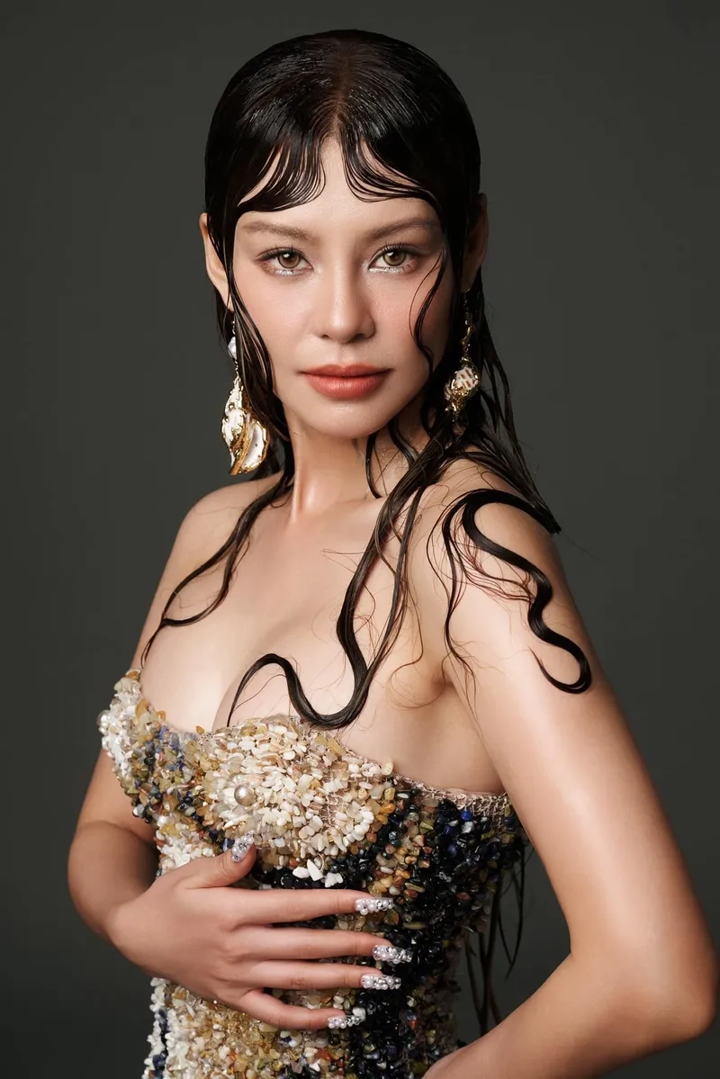 Cảm nhận bùa mê Bùi Lan Hương lyrics qua ảnh ma mị