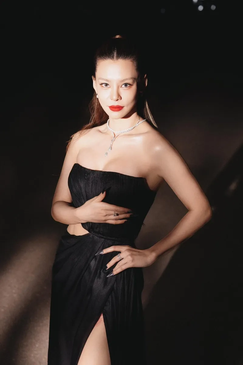 Cảm xúc sâu lắng với cô đơn trên sofa Bùi Lan Hương qua ảnh