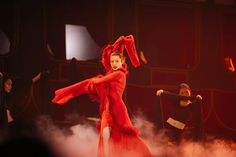 Đắm chìm trong mê muội Bùi Lan Hương lyrics qua ảnh