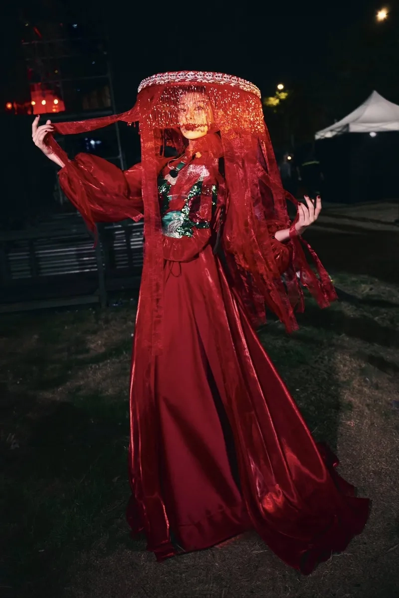 Cảm nhận mưa hồng Bùi Lan Hương qua những bức ảnh đẹp