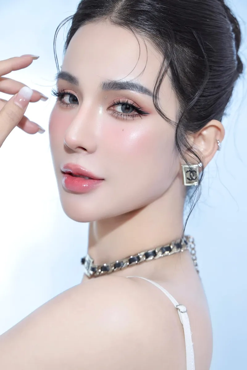 Xem Diệp Lâm Anh học trường nào qua ảnh chuyên nghiệp