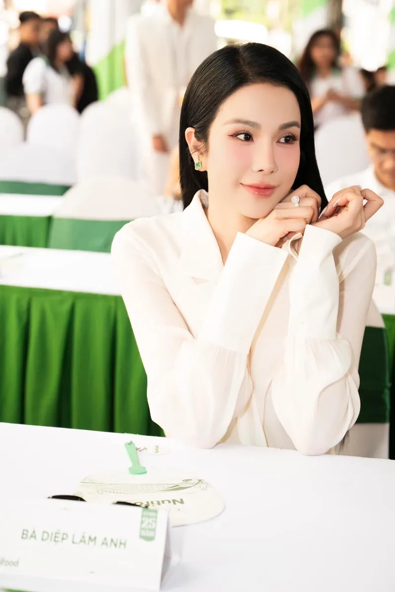 Cập nhật Diệp Lâm Anh official qua ảnh chính thức mới