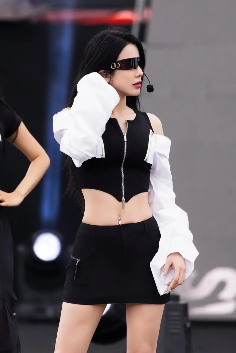 Ảnh đẹp từ Diệp Lâm Anh dance đầy sức sống và quyến rũ