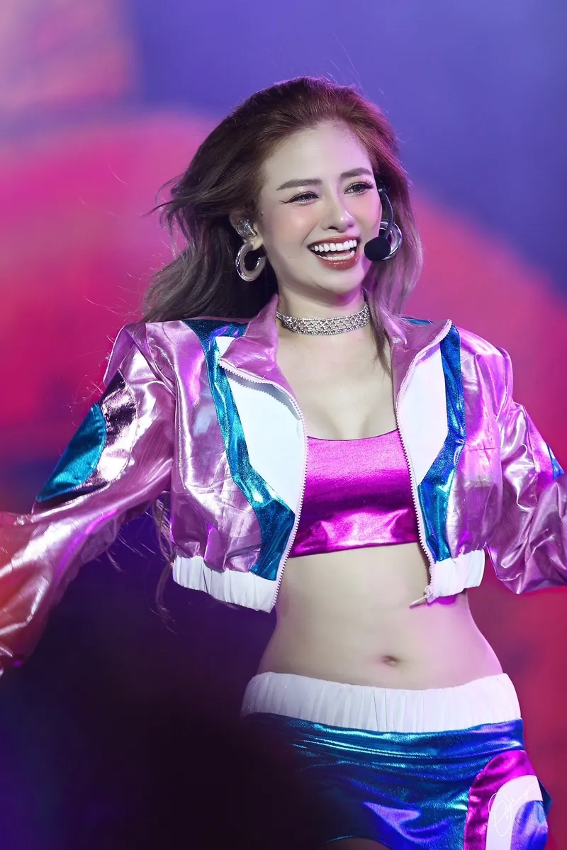 Xem 1 vòng Việt Nam Dương Hoàng Yến để yêu đất nước