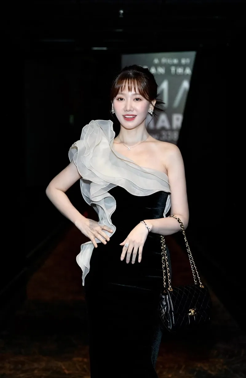 Cười nghiêng ngả với Hari Won ăn trong các show truyền hình