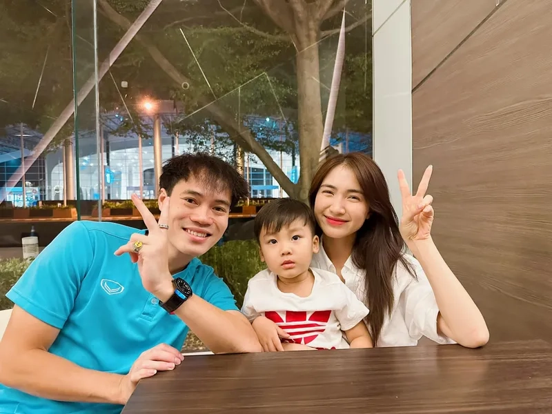 Hòa Minzy rạng rỡ trong ảnh cùng Hòa Minzy yêu Văn Toàn