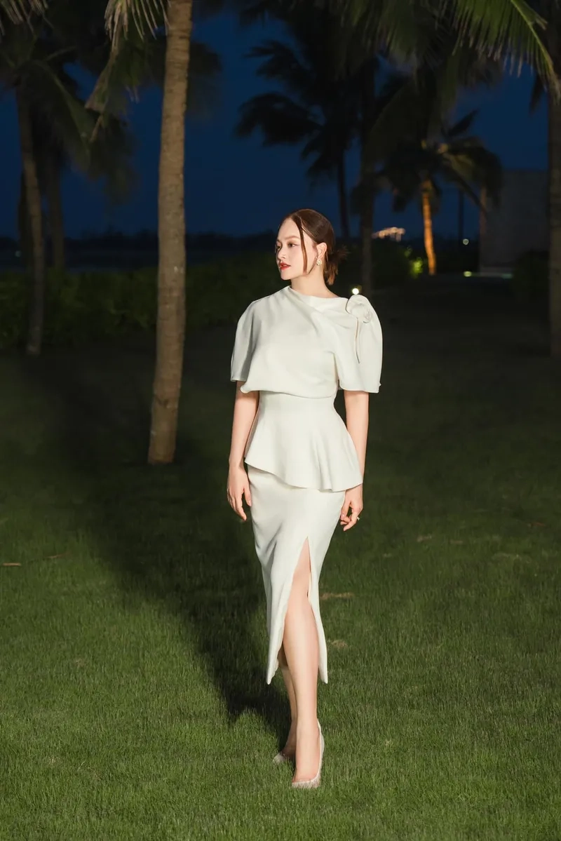 Nghe Lan Phương nói tiếng Anh trong ảnh ấn tượng