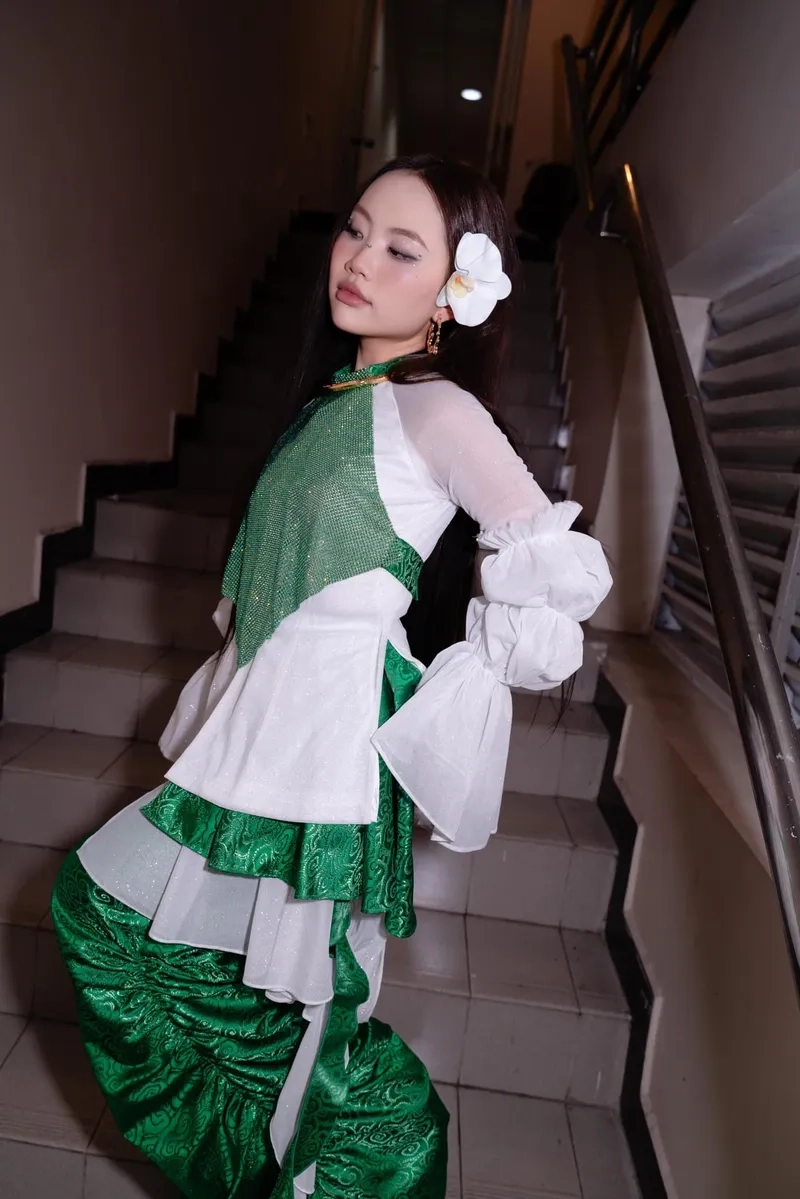 Phương Mỹ Chi hát ngọt ngào qua loạt ảnh hậu trường