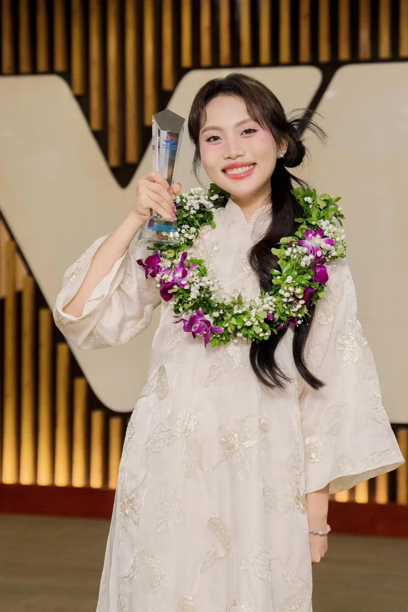 Ngắm album vũ trụ cò bay Phương Mỹ Chi qua ảnh mới