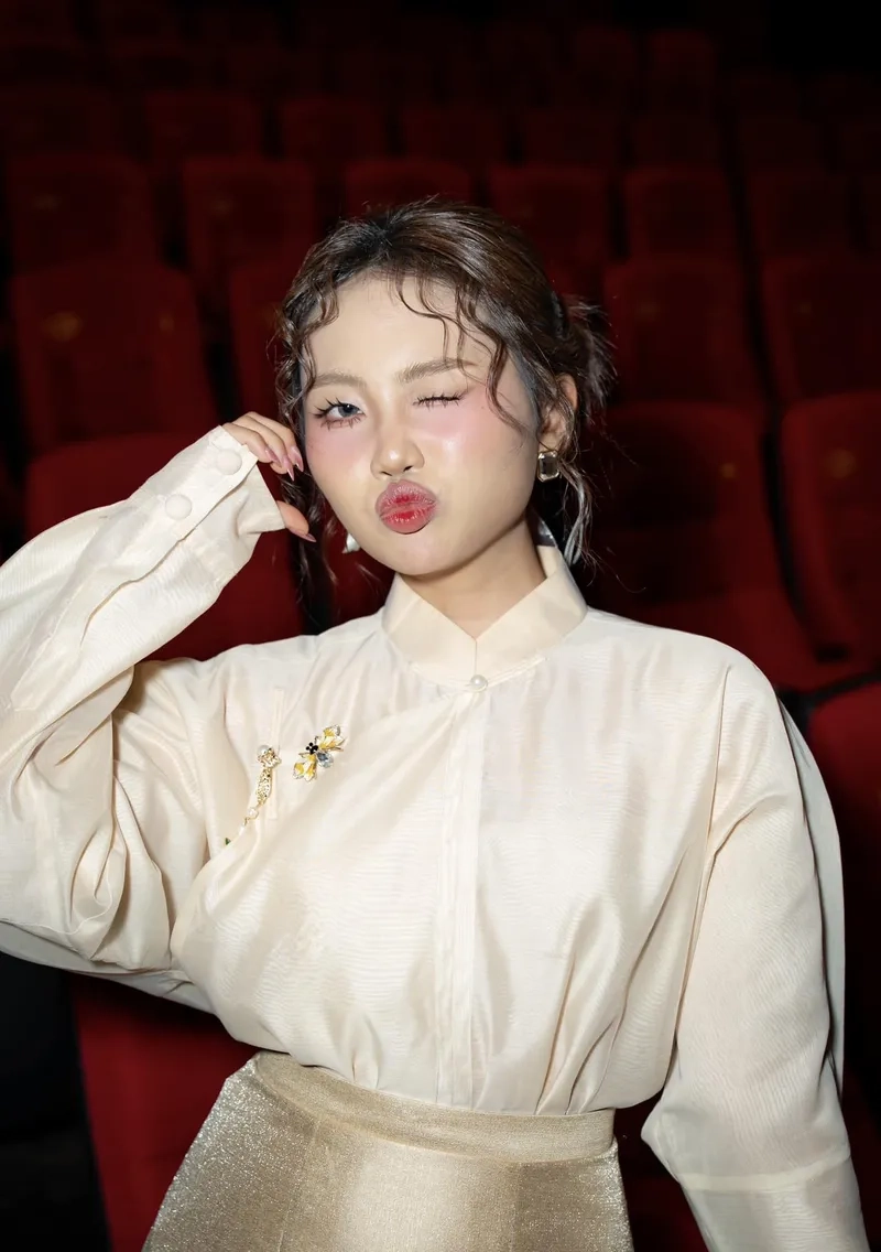 Đẩy xe bò Phương Mỹ Chi qua những shoot hình năng động