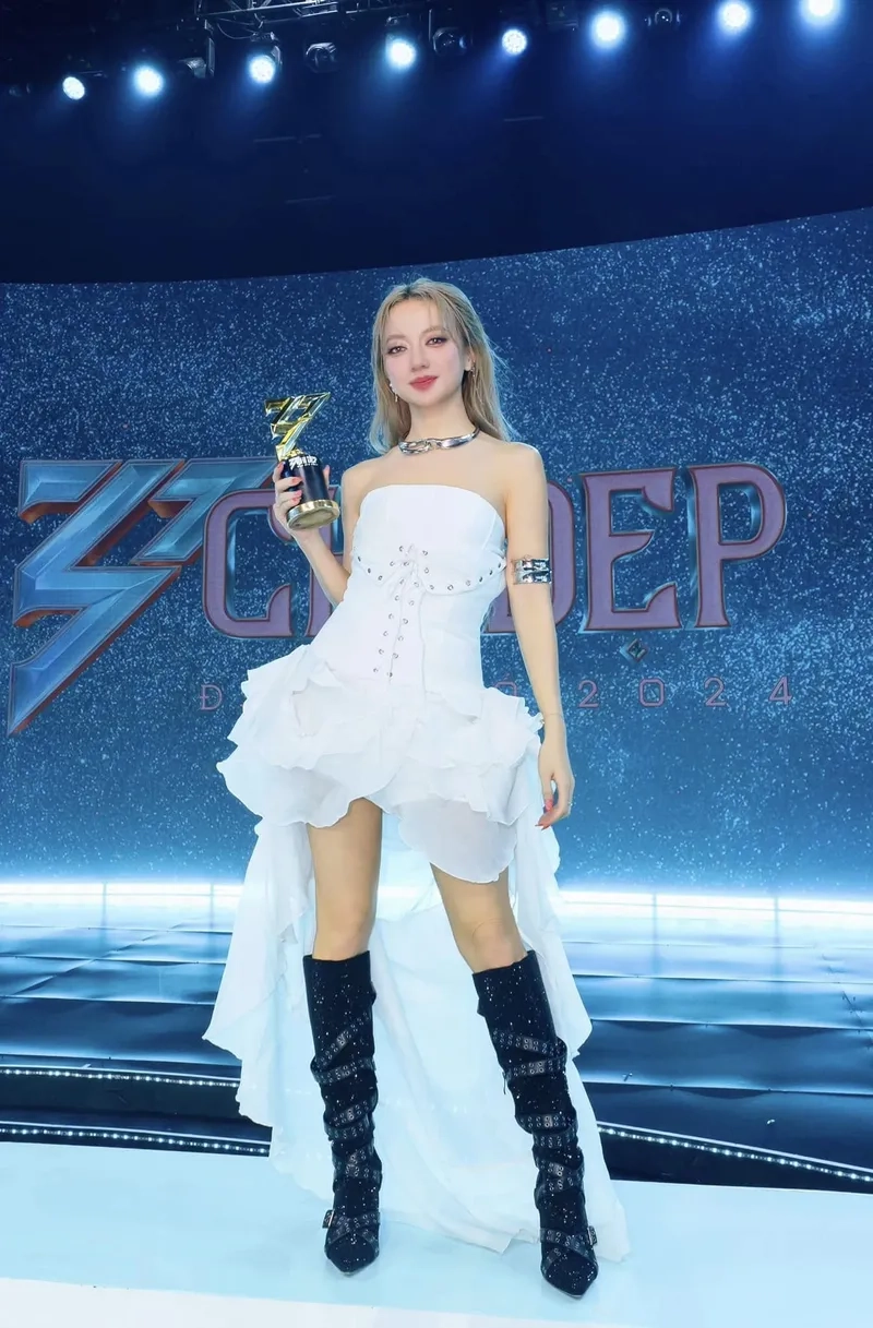 Ngắm Xuân Nghi The Voice trong ảnh biểu diễn ấn tượng