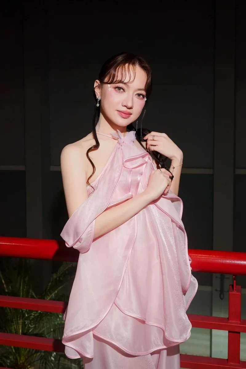 Xem Bé Xuân Nghi bây giờ qua ảnh trưởng thành nổi bật