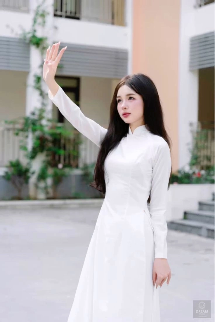 Ảnh học sinh mặc áo dài ghi lại khoảnh khắc trong sáng
