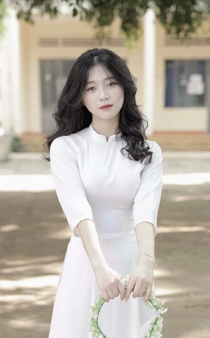 Ảnh nữ sinh áo dài thể hiện sự e ấp tuổi học trò