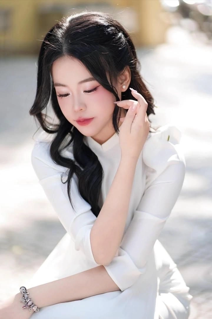 Ảnh thiếu nữ mặc áo dài gợi nét duyên thầm kín đáo