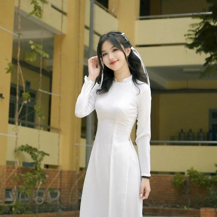 Áo dài trắng nữ sinh làm nổi bật nét đẹp ngây thơ