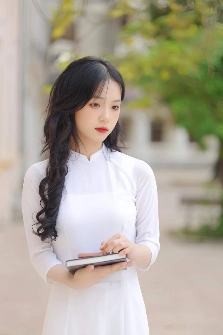 Áo dài trắng nữ sinh đẹp tinh khôi và duyên dáng