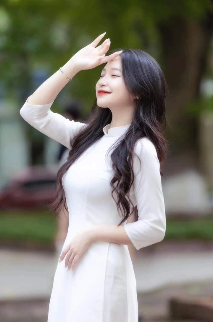 Hình ảnh nữ sinh áo dài gợi nhớ thời thanh xuân dịu dàng