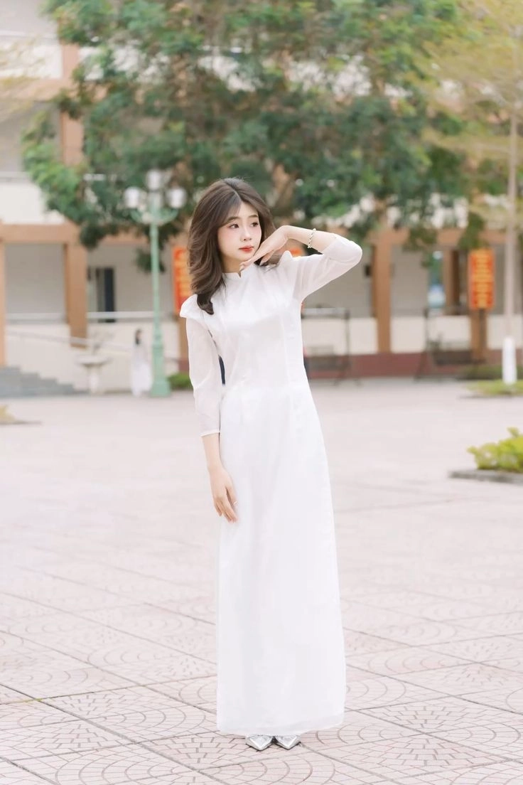 Hình ảnh thiếu nữ mặc áo dài đầy chất thơ và tinh tế