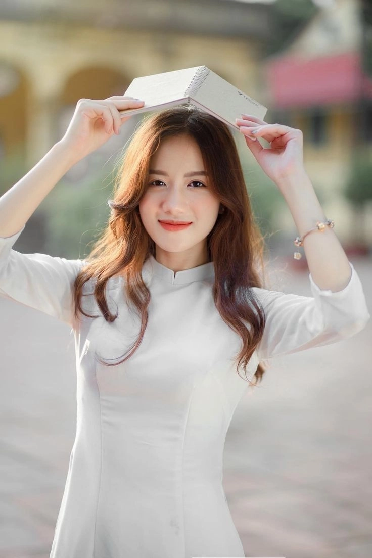 Hình nữ sinh mặc áo dài trắng toát lên vẻ đẹp mộc mạc
