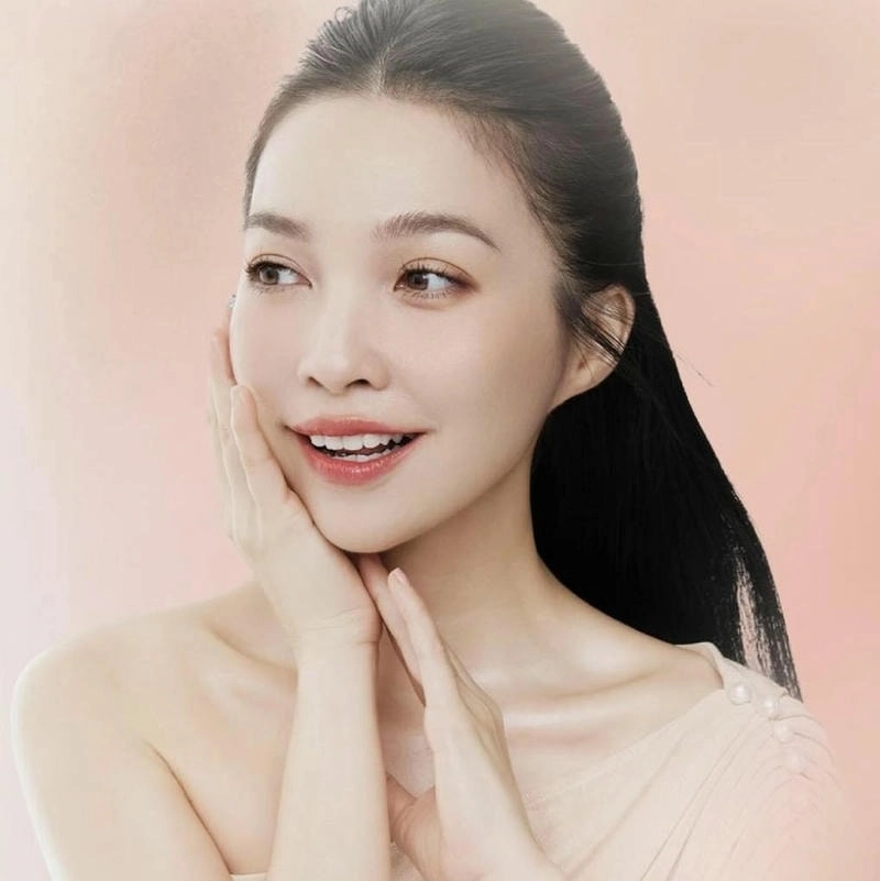 Sứ thanh hoa Hiền Thục gợi nhớ vẻ đẹp thuần khiết