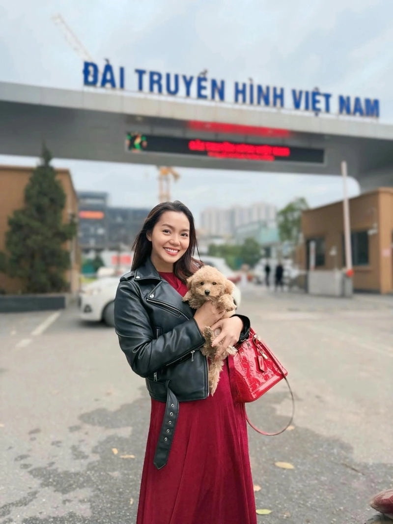 Nguyễn Ngọc Anh thu hút ánh nhìn dịu dàng và sâu lắng