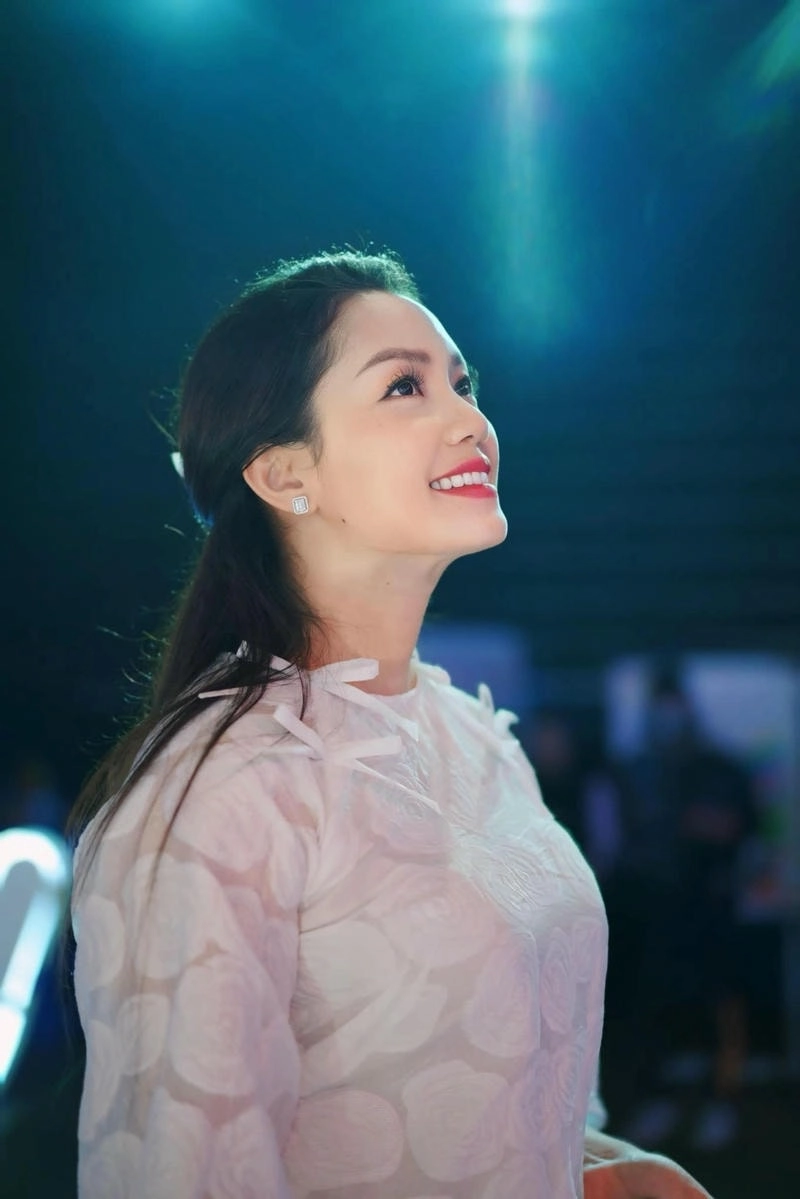 Lời bài hát Nguyễn Ngọc Anh Triệu đóa hoa hồng đầy cảm xúc