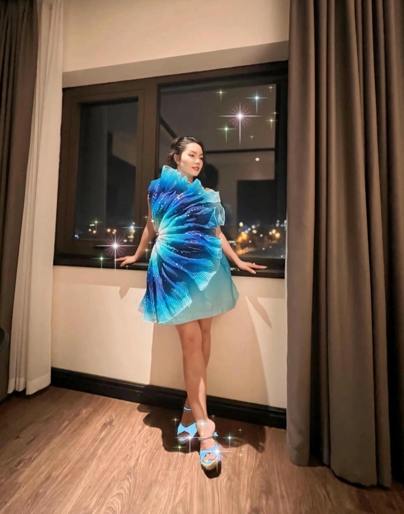 Hoa hậu Nguyễn Ngọc Anh toả sáng với vẻ đẹp tinh khôi