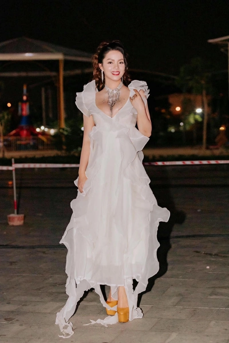 Phong thái của MC Nguyễn Ngọc Anh khiến sân khấu bừng sáng