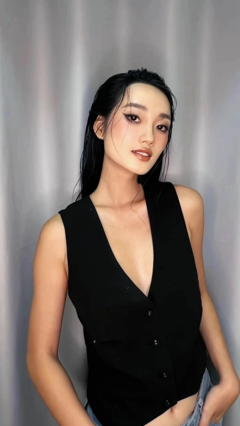 Nguyễn Quỳnh Anh chiều cao nổi bật trên sàn catwalk