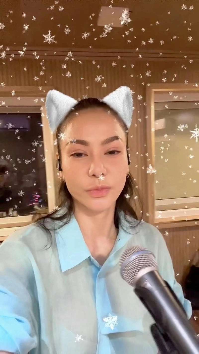 Đầy mê hoặc với Thu Minh Đường Cong Lyrics