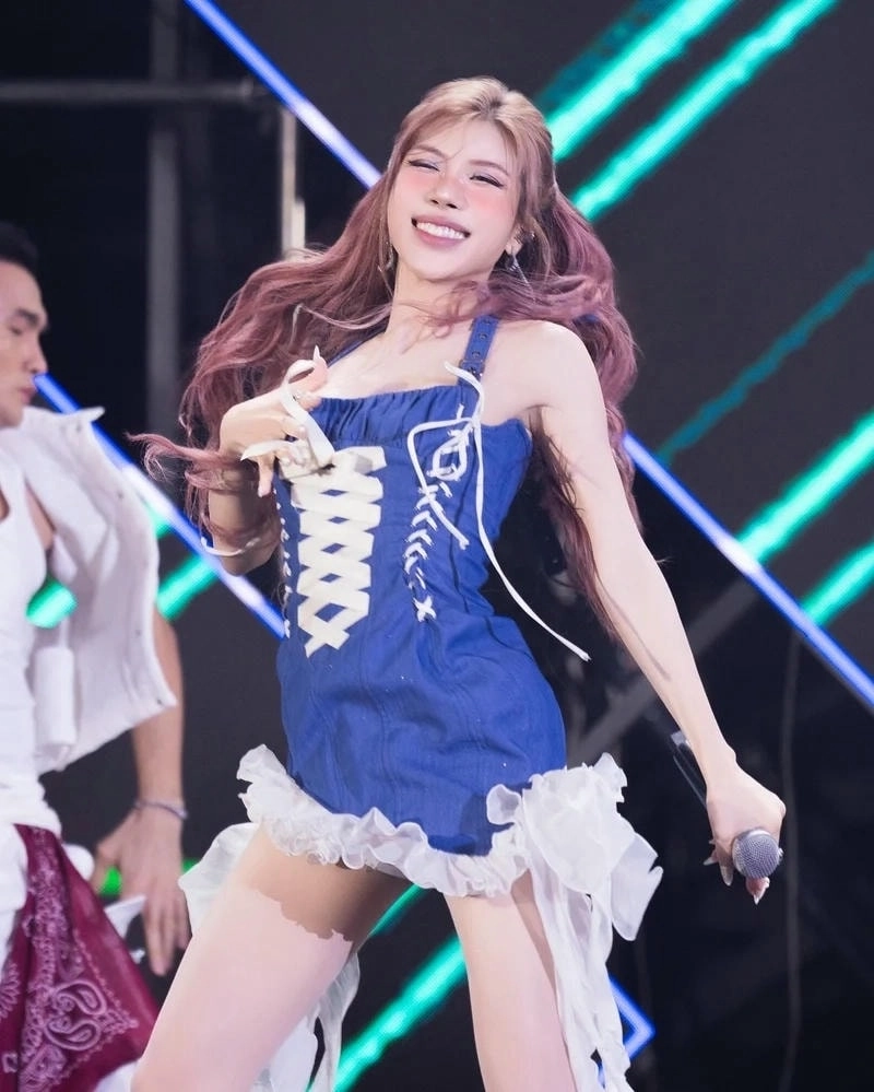 Clip Trang Pháp hát tiếng Tây Ban Nha gây sốt