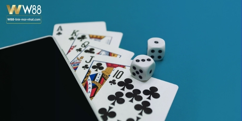 Nhiều kênh liên lạc như chat trực tuyến, email, và điện thoại được cung cấp