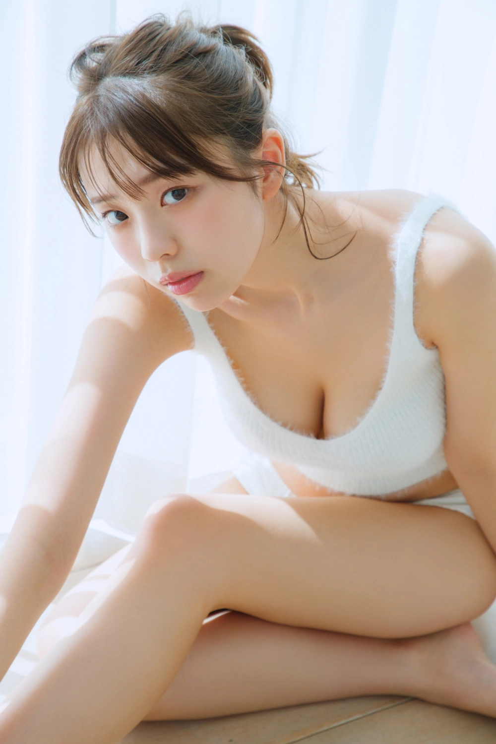 Hina Kikuchi đầy mê hoặc trong từng khoảnh khắc nóng bỏng