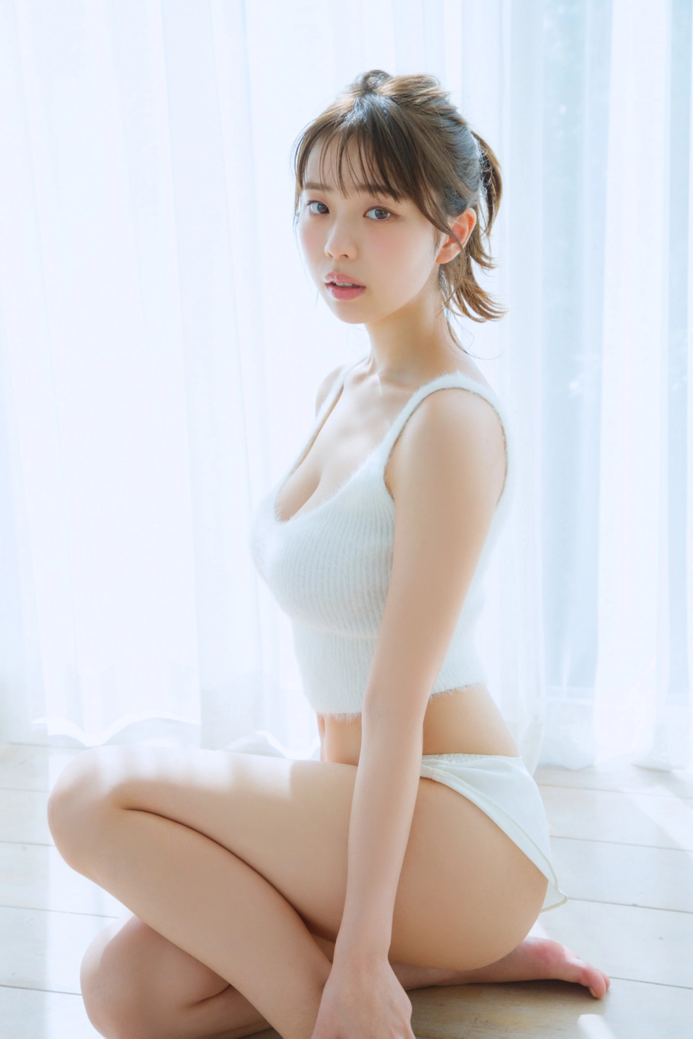 Ánh mắt sexy của Hina Kikuchi khiến người xem ngẩn ngơ