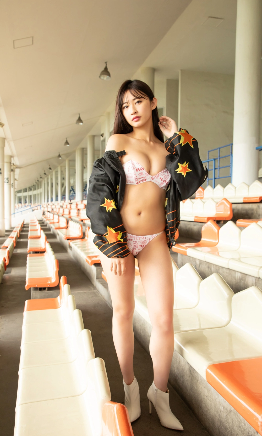 Hinata Matsumoto mang đến hình ảnh vừa nóng bỏng vừa quyến rũ