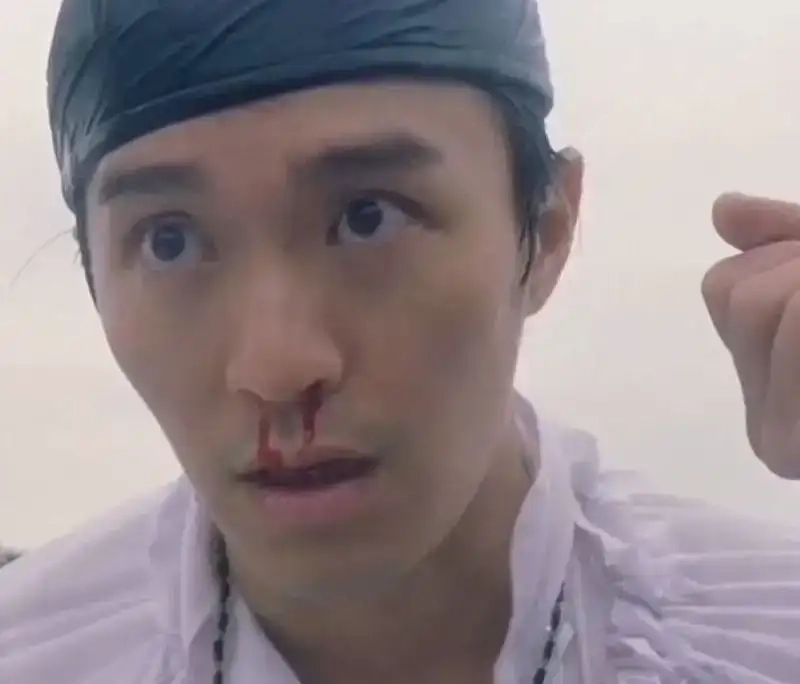 Ảnh xịt máu mũi khiến dân mạng dậy sóng