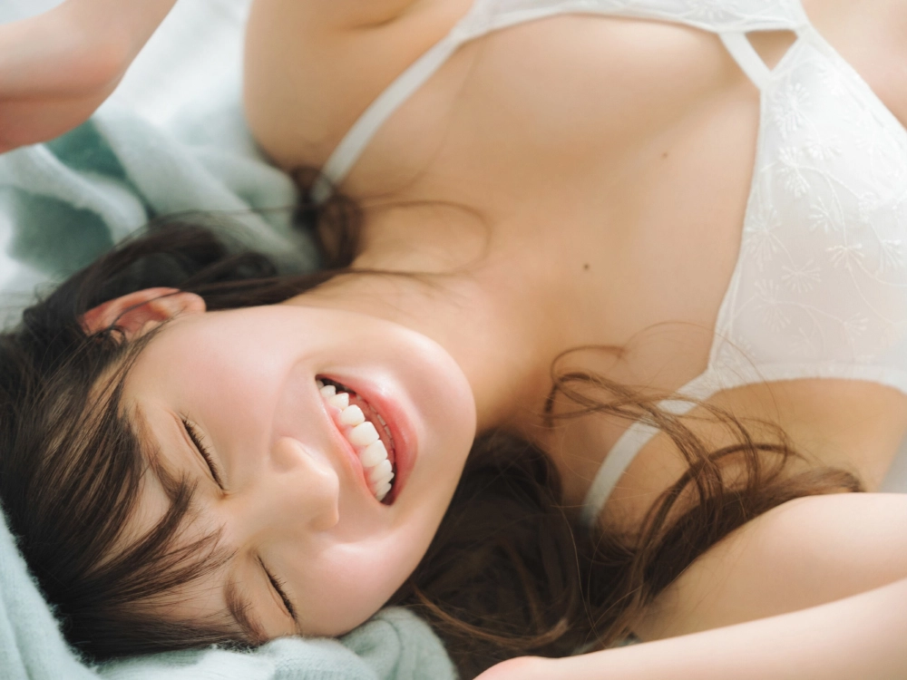 Thần thái sexy và ánh mắt cuốn hút giúp Mina Yui nổi bật mọi nơi