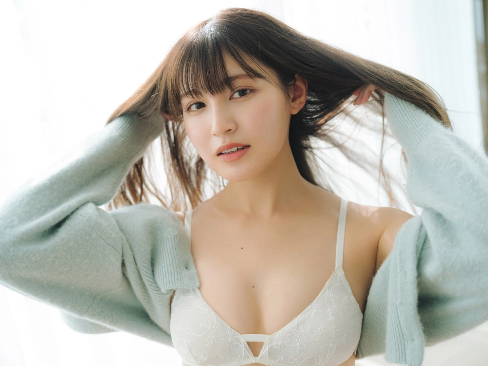 Mina Yui phô diễn đường cong hoàn hảo khiến người xem mê mẩn